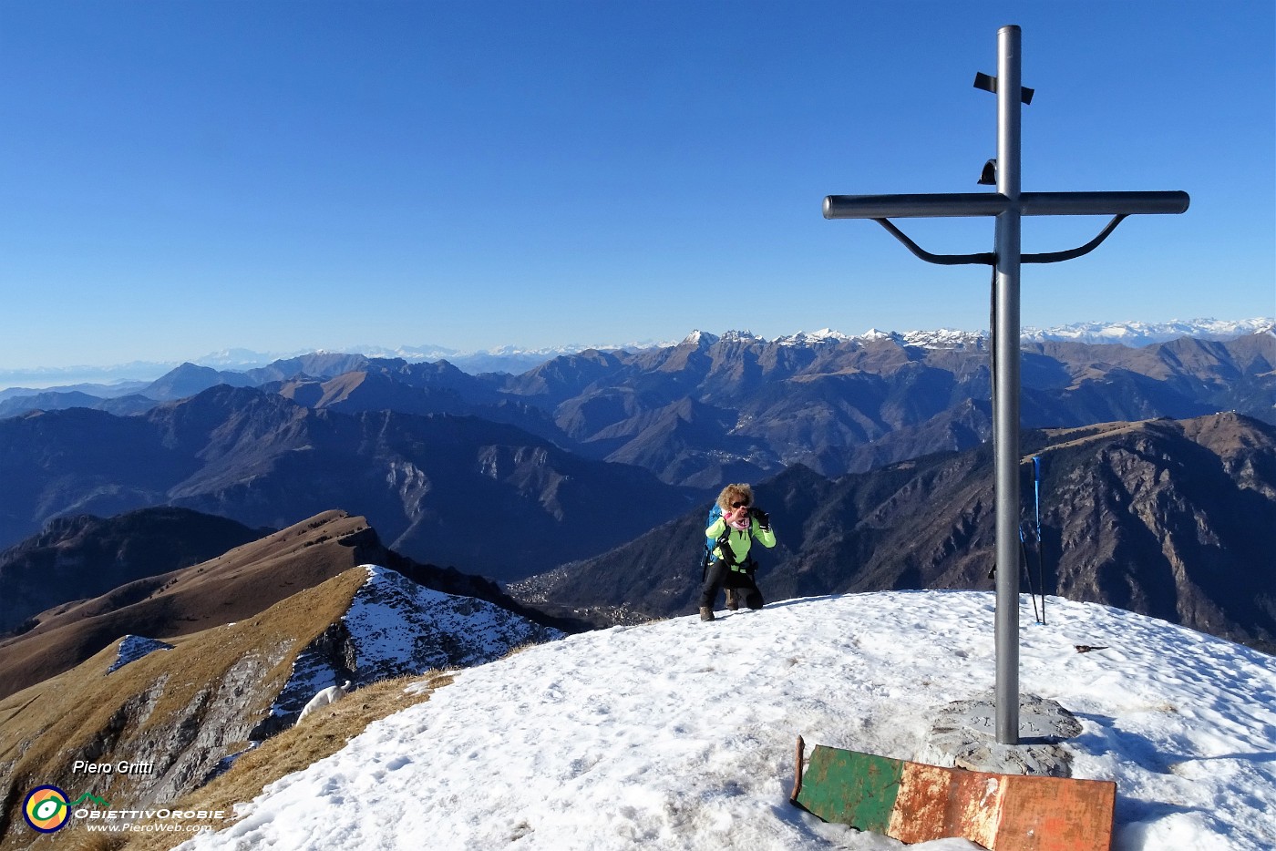 60 Alla nuova croce di vetta di Cima Menna (2300 m) con vista ad ovest.JPG -                                